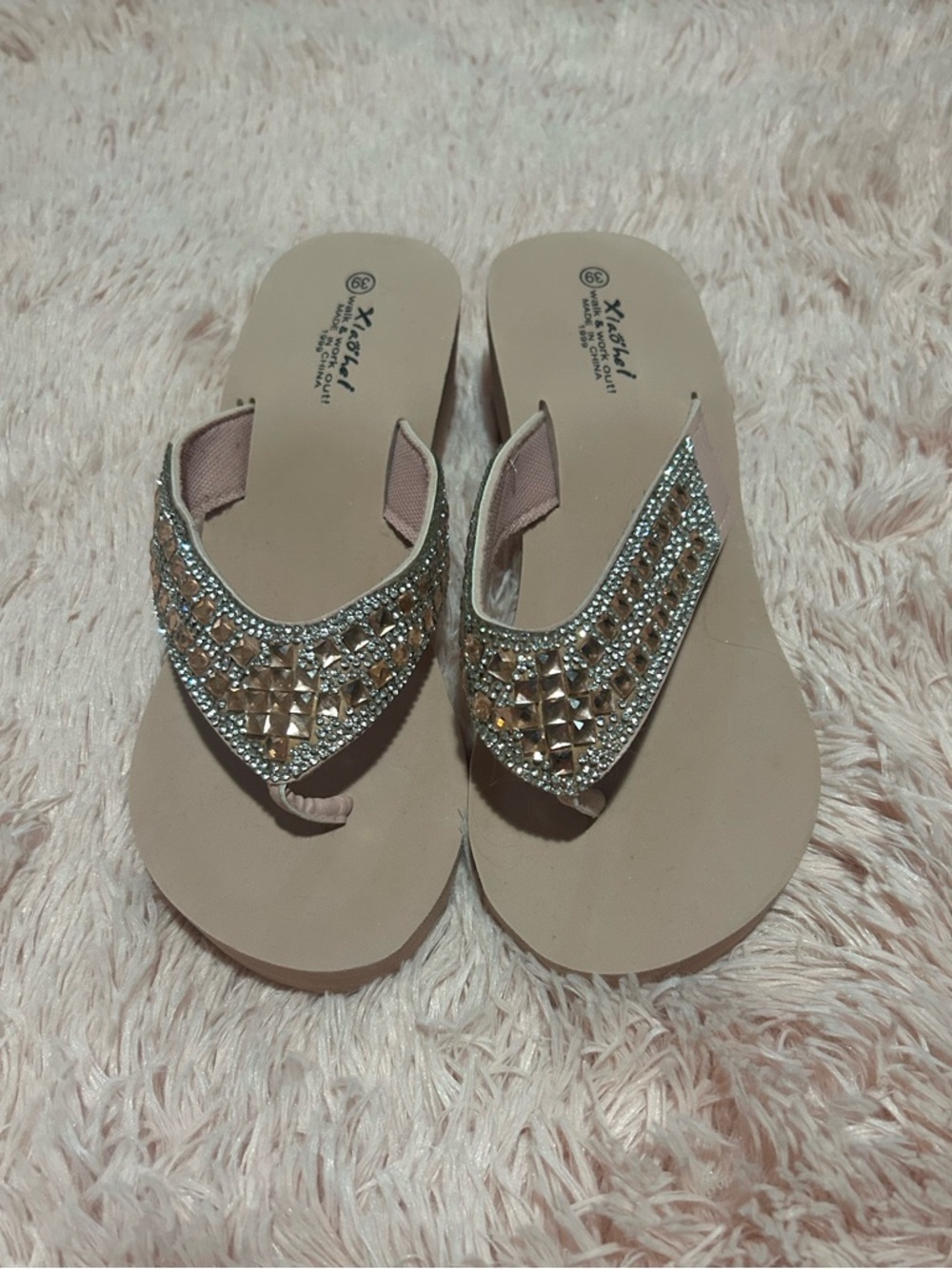 Women’s Pale Pink Embellished Women's Flip Flop Sandals size 8/ Euro size 39